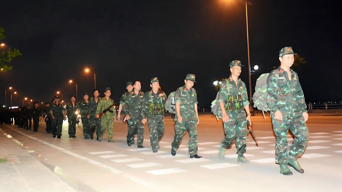 Hình ảnh chú bộ đội hành quân trong đêm tối