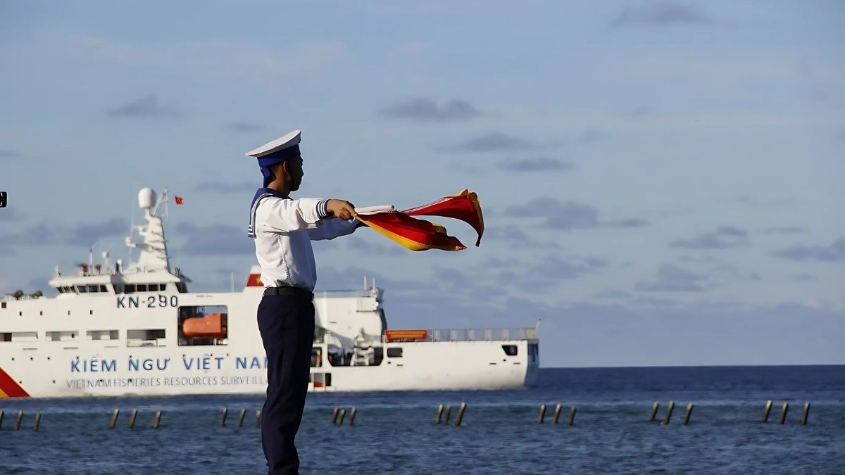 Hình ảnh chú bộ đội đang chỉ huy thuyền ngoài biển lớn