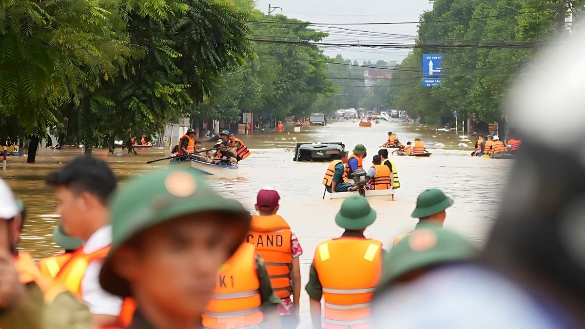 Hình ảnh chú bộ đội chèo thuyền cứu trợ