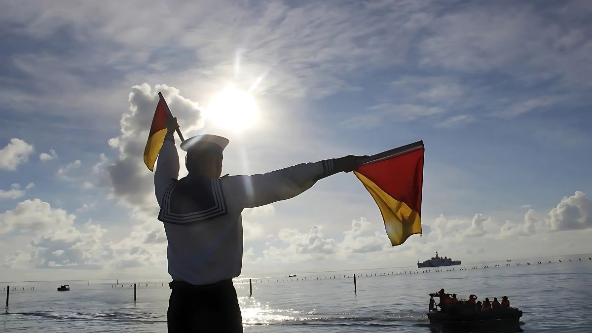 Hình ảnh chú bộ đội dưới ánh nắng ói ả