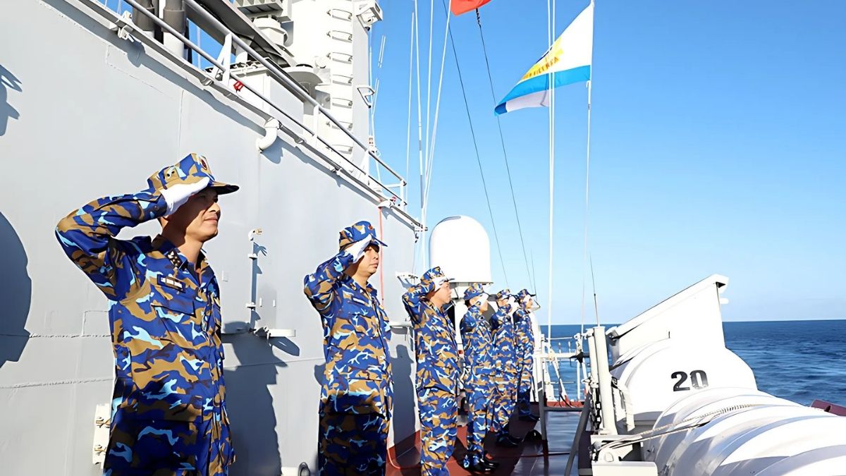 Hình ảnh chú bộ đội dơ tay chào nghiêm chỉnh