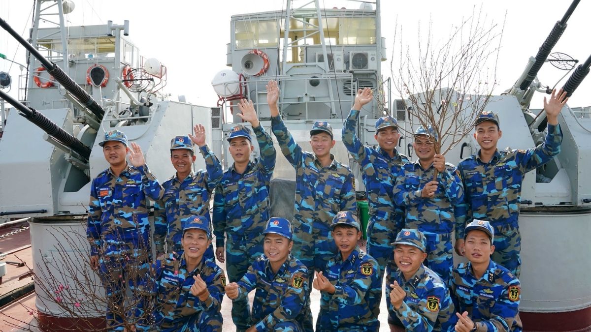 Hình ảnh chú bộ đội vẫy chào biển cả đại dương