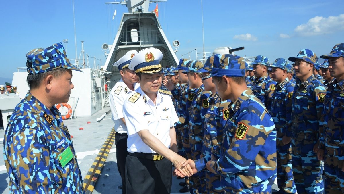 Hình ảnh chú bộ đội bắt tay chào hỏi