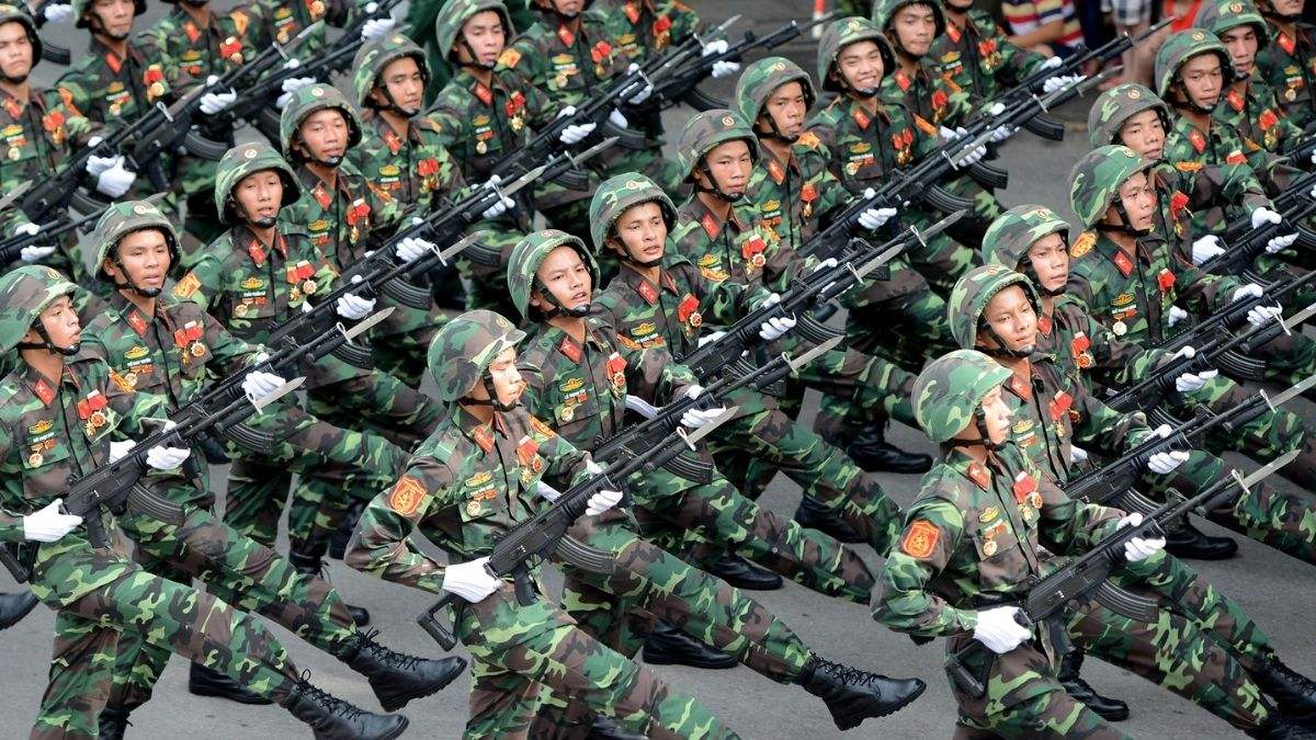 Hình ảnh chú bộ đội đang diễu hành trang nghiêm