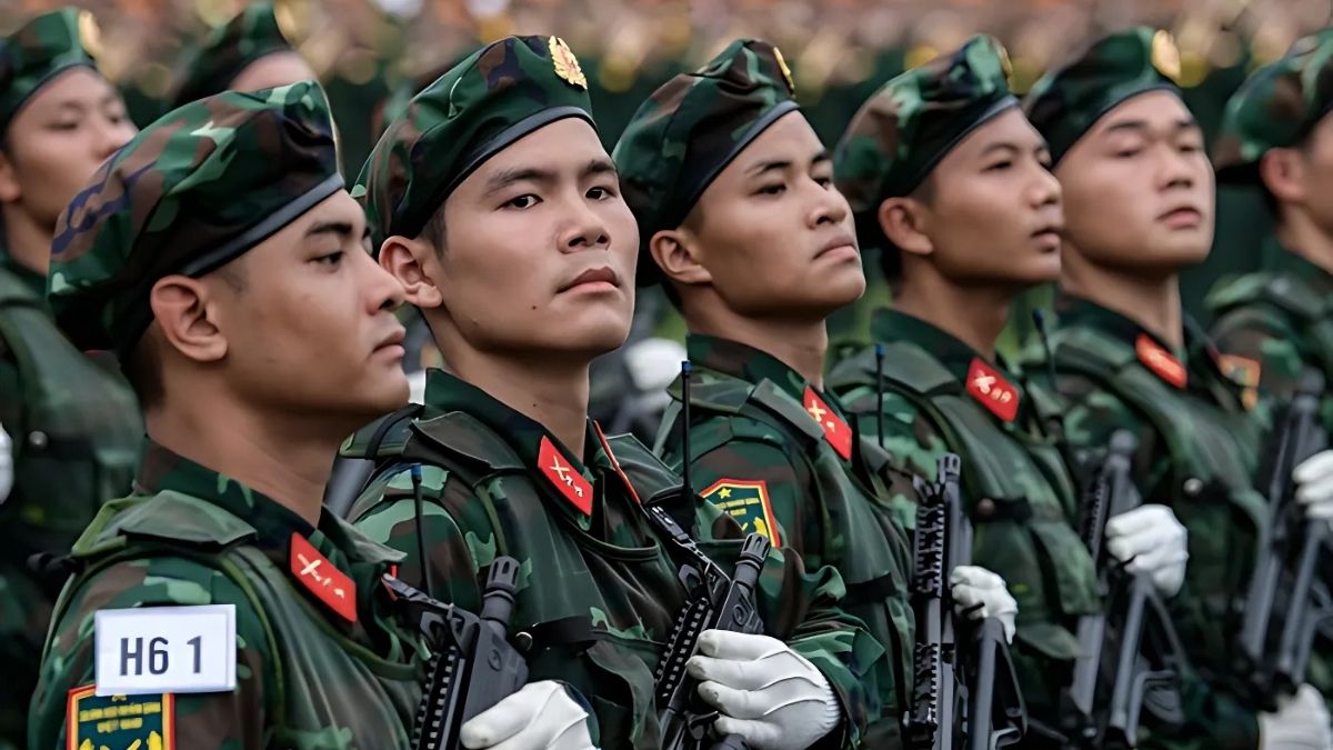 Hình ảnh chú bộ đội duyệt binh đang hướng về Tổ Quốc