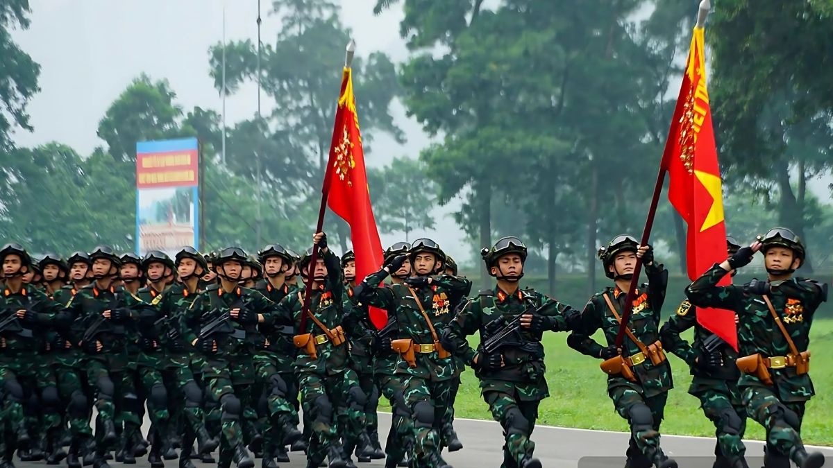 Hình ảnh chú bộ đội duyệt binh dưới lá cờ đỏ sao vàng