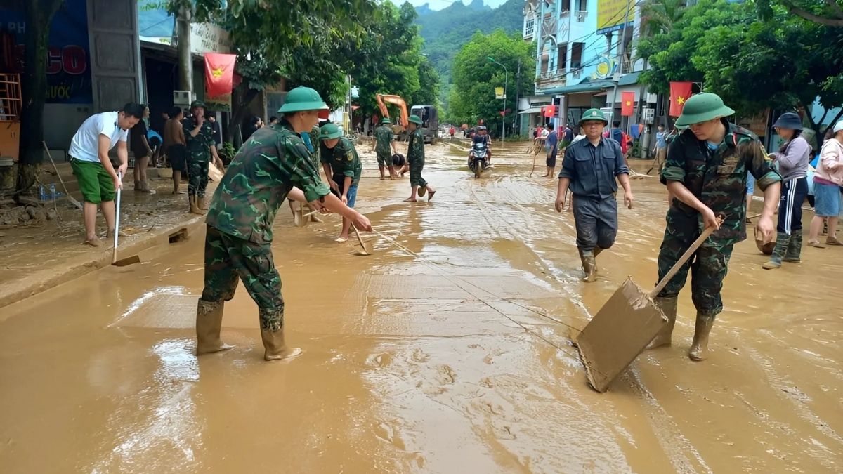 Hình ảnh chú bộ đội trong mùa mưa lũ đẹp và ấn tượng