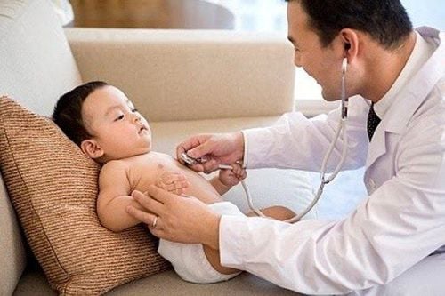 Qua nghe tim, bác sĩ có thể phát hiện nhịp tim không đều, tiếng thổi của tim hoặc các dấu hiệu khác nghi ngờ