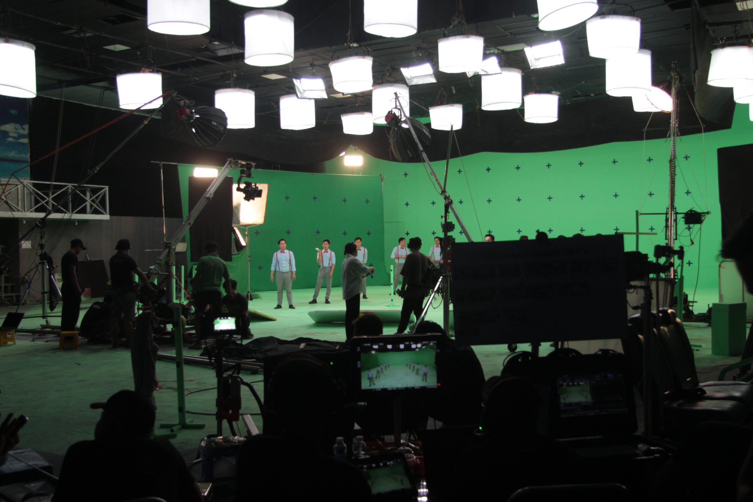 Đội ngũ của Alien Media sở hữu nhiều năm kinh nghiệm trong lĩnh vực kỹ xảo điện ảnh, với năng lực xuất sắc trong việc xử lý từ những hiệu ứng đơn giản cho đến các cảnh quay phức tạp đòi hỏi độ chính xác cao.