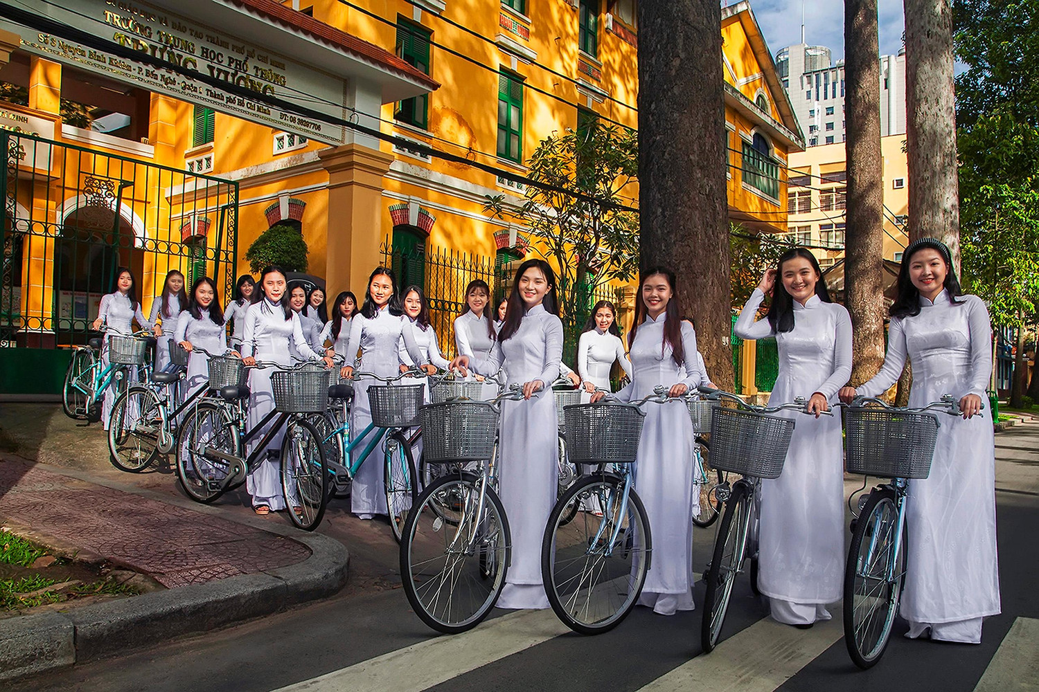 Nhóm nữ sinh trong trang phục Áo dài - nét đẹp văn hóa, biểu tượng của vẻ đẹp phụ nữ Việt. (Ảnh: MẠNH CƯỜNG)