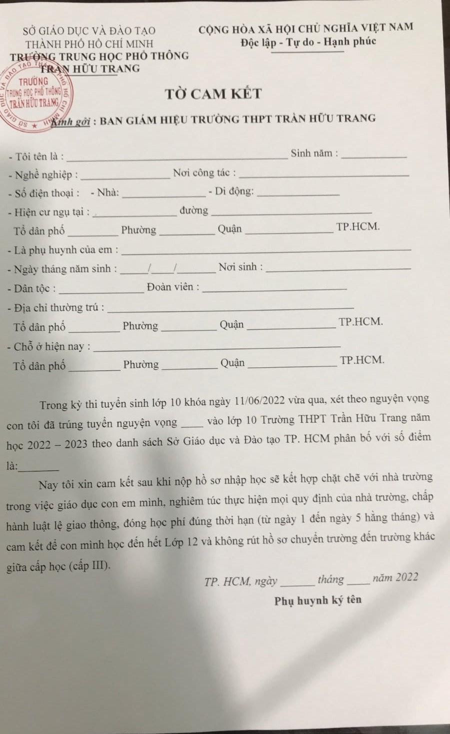 Tờ cam kết mà nhà trường phát cho phụ huynh có con trúng tuyển vào lớp 10 (ảnh: CTV)