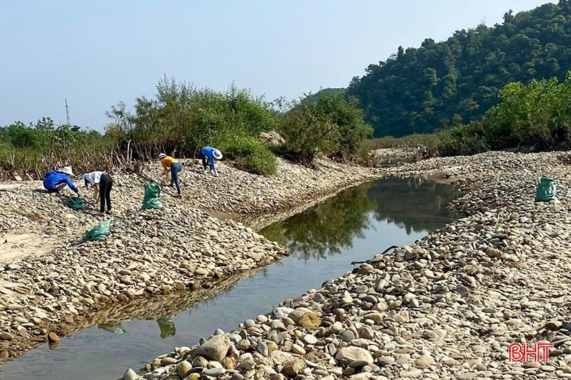 “Biến đá, sỏi thành dụng cụ dạy học ở phố núi Hà Tĩnh