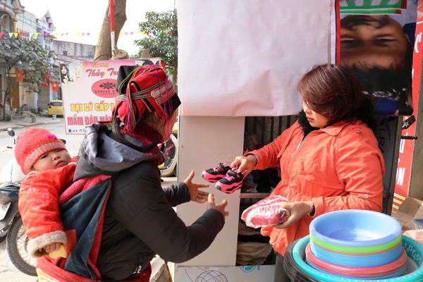 Chị Nguyễn Thị Thủy tặng đồ dùng người nghèo.