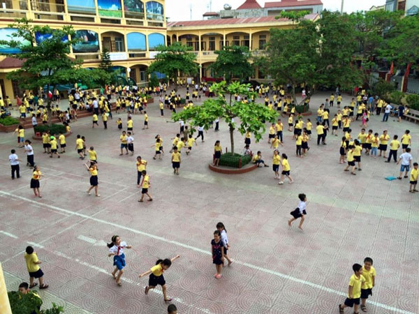 Tả cảnh sân trường trong giờ ra chơi