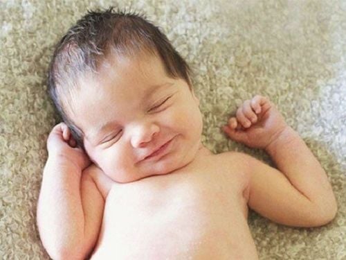 Trẻ sơ sinh thường ngủ nghiêng đầu trong thời gian dài
