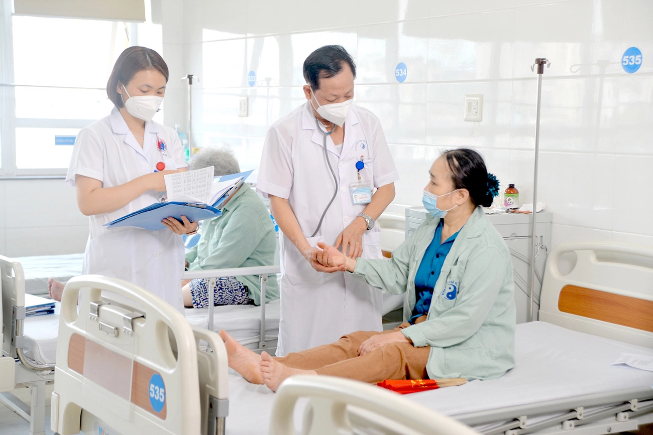 Hình ảnh nhân viên y tế tận tâm với người bệnh