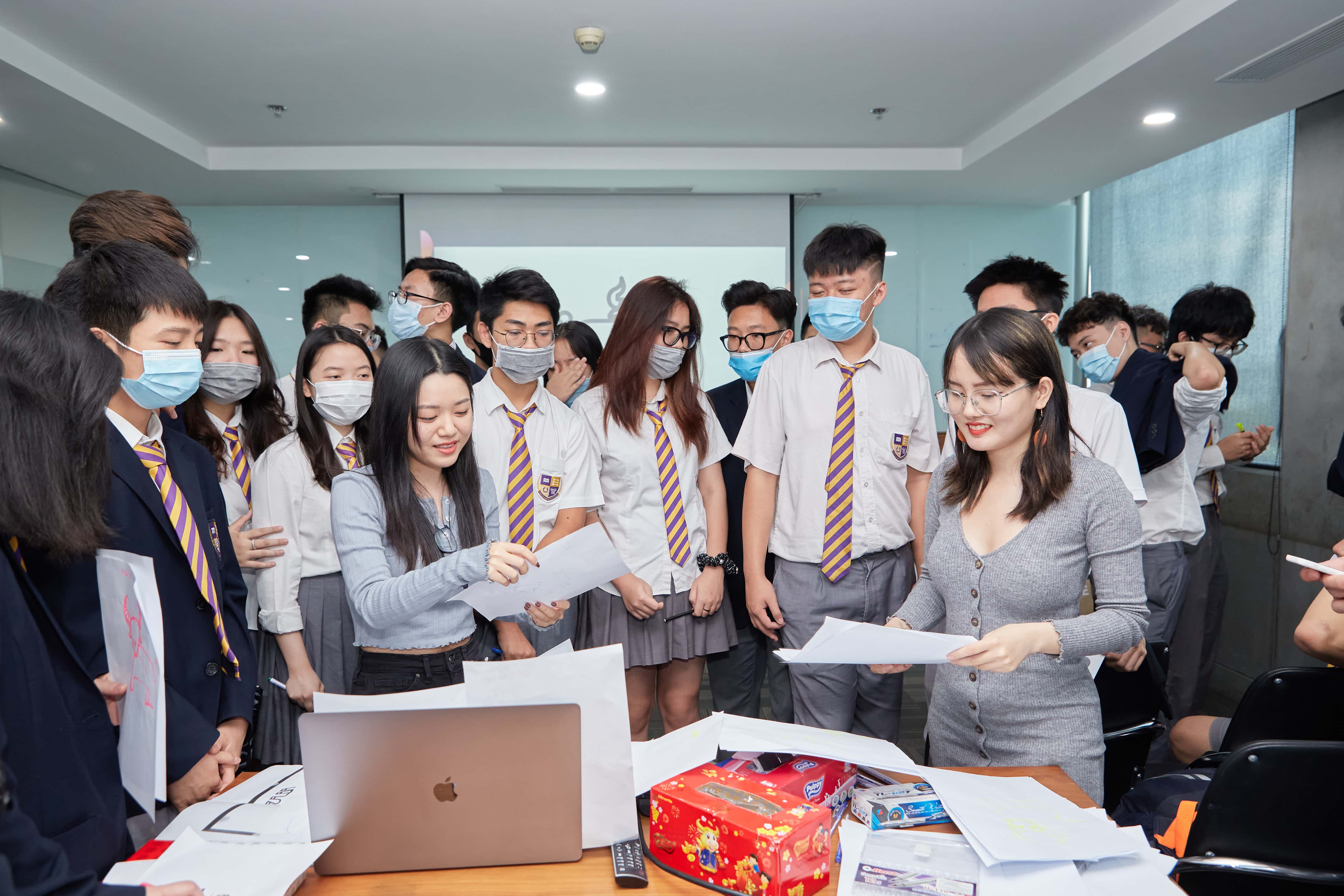 ban chat tieng anh la gi 2