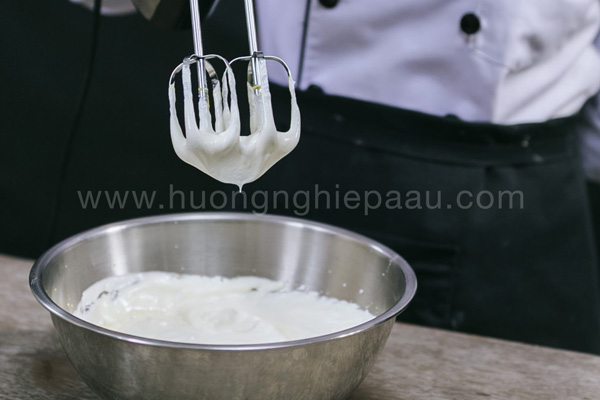 cách đánh bông kem sữa tươi