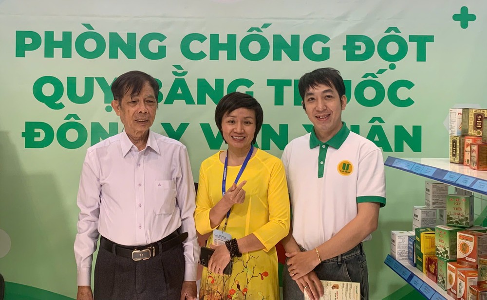 Dược sĩ Phan Văn Hiển (trái) cùng các khách hàng của công ty Vạn Xuân.jpg