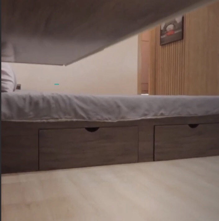 TẬN DỤNG KHÔNG GIAN DƯỚI GẬM GIƯỜNG THÀNH CHIẾC TỦ ĐA NĂNG