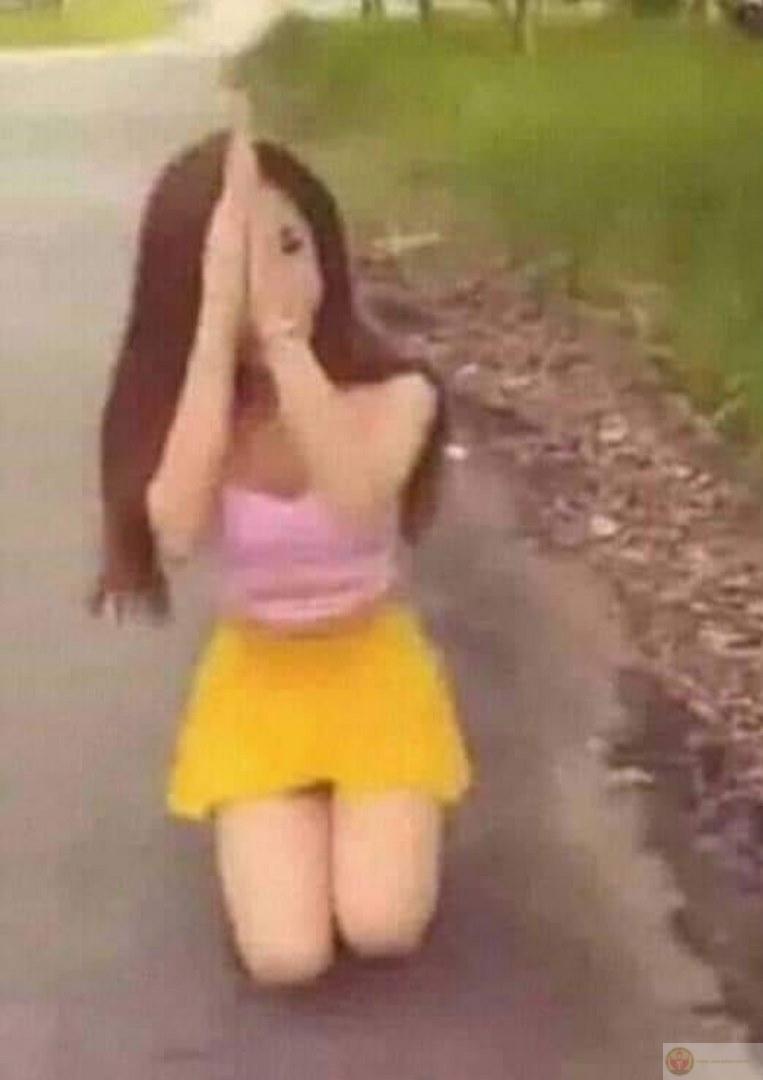 Meme Cẩm Lan quỳ lạy