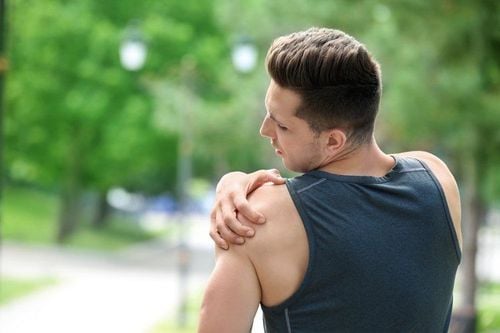 Đau khớp vai dữ dội là triệu chứng lâm sàng thường gặp của mất vững khớp vai mãn tính