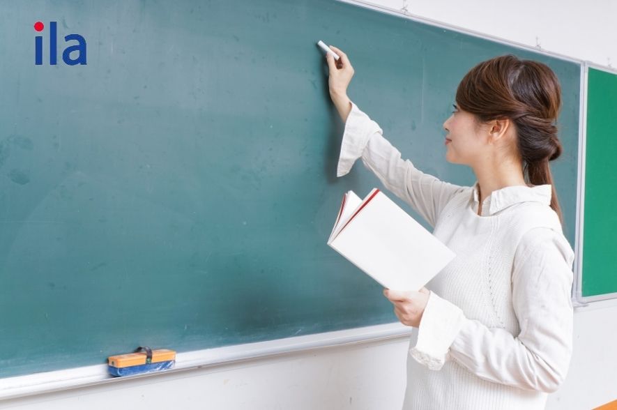 Mẹ tôi có thể đang dạy ở trường.