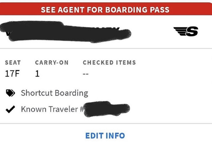 Một vé máy bay có dòng chữ “See Agent”.