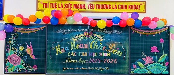 Trang trí bảng khai giảng 2025