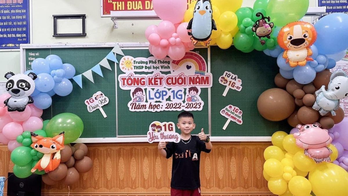 Phối bóng bay với bảng để trang trí