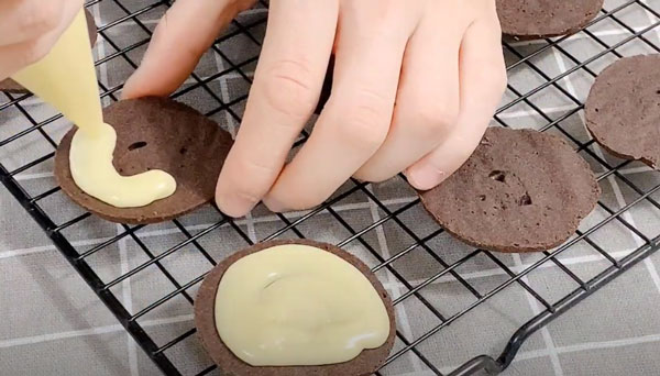 Làm bánh đồng tiền hạt cacao