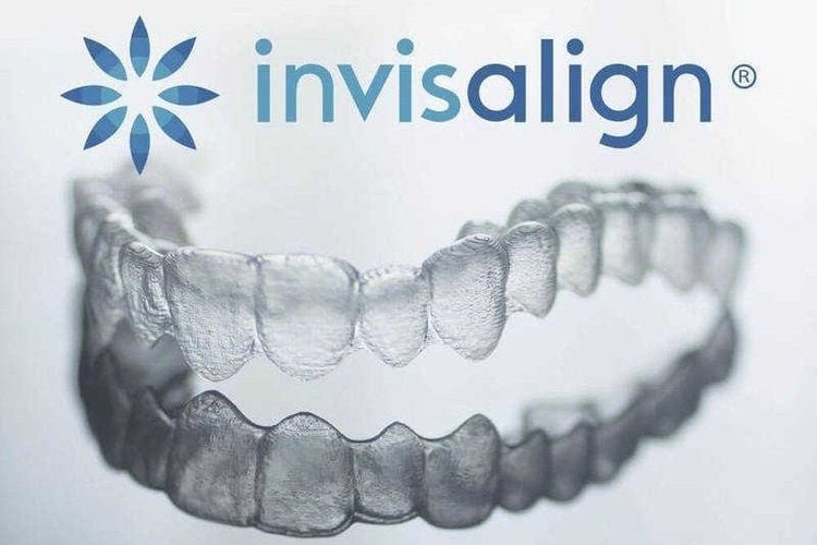 Niềng răng trong suốt Invisalign đem lại nhiều thuận tiện cho người niềng răng