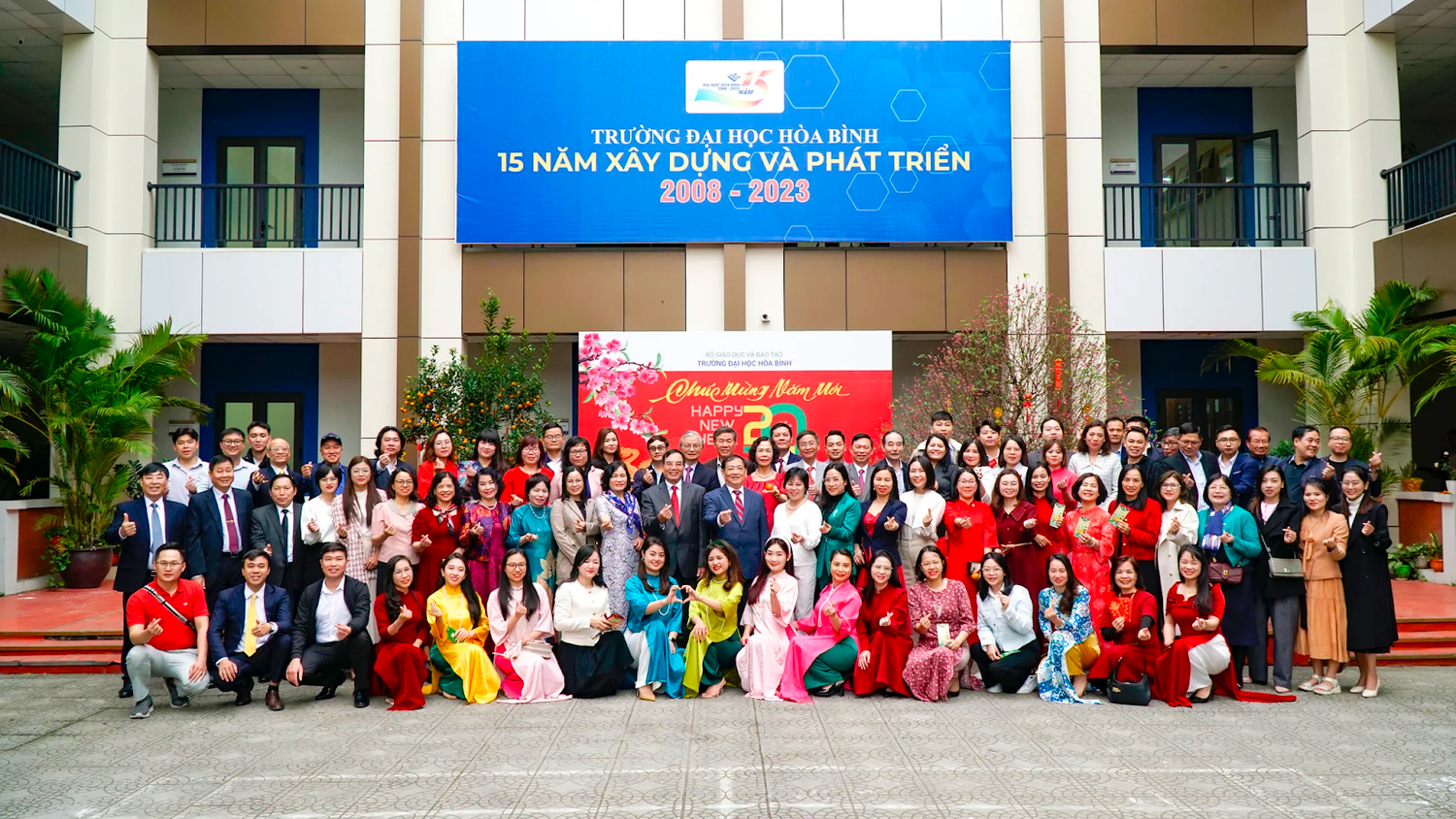 Ảnh tập thể cán bộ, nhân viên, giảng viên của nhà trường nhân dịp khai xuân. Ảnh: Website nhà trường.