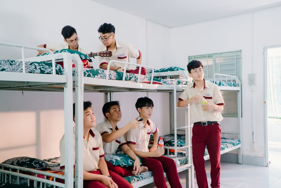 truong trung hoc pho thong hoa sen 13