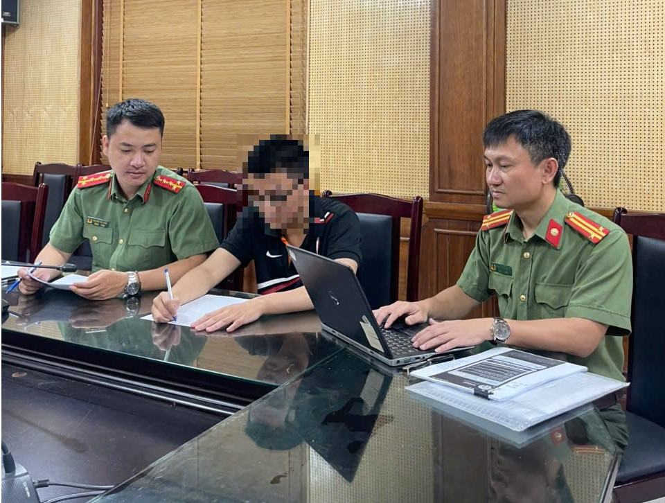 Công an làm việc với thí sinh liên quan đến vụ việc. Ảnh: CAHN