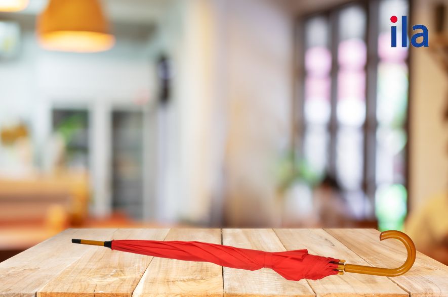 Có ai đó đã để quên cái ô trong nhà hàng. Tôi hy vọng họ sẽ quay lại lấy nó.