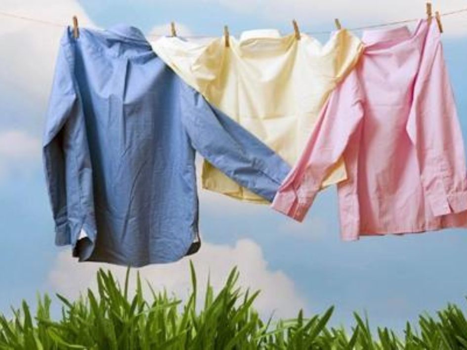 Phơi quần áo dưới ánh nắng trực tiếp có thể làm phai mầu quần áo