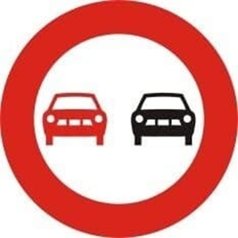 Biển báo P.125 có đặc điểm nhận diện là viền đỏ, nền trắng, và hình vẽ hai chiếc ô tô con đặt cạnh nhau (1 chiếc màu đen và 1 chiếc màu đỏ).