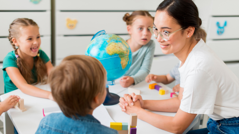 Lớp học cô giáo và học sinh