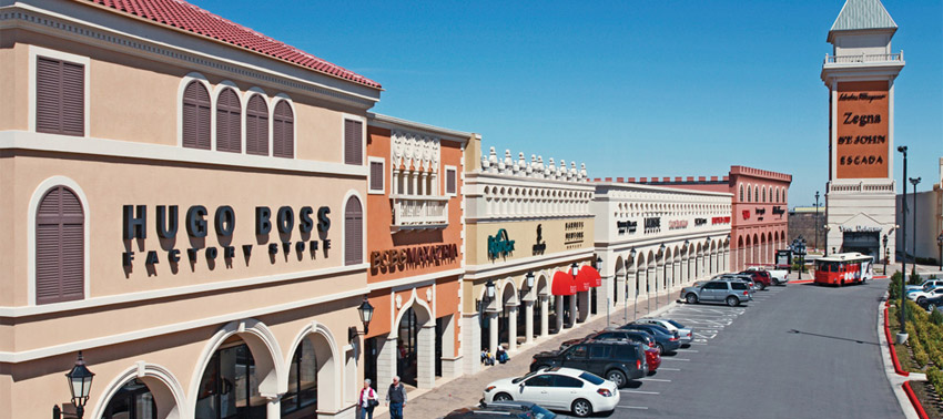 Mua hàng hóa tại các cửa hàng outlet với mức chiết khấu cao