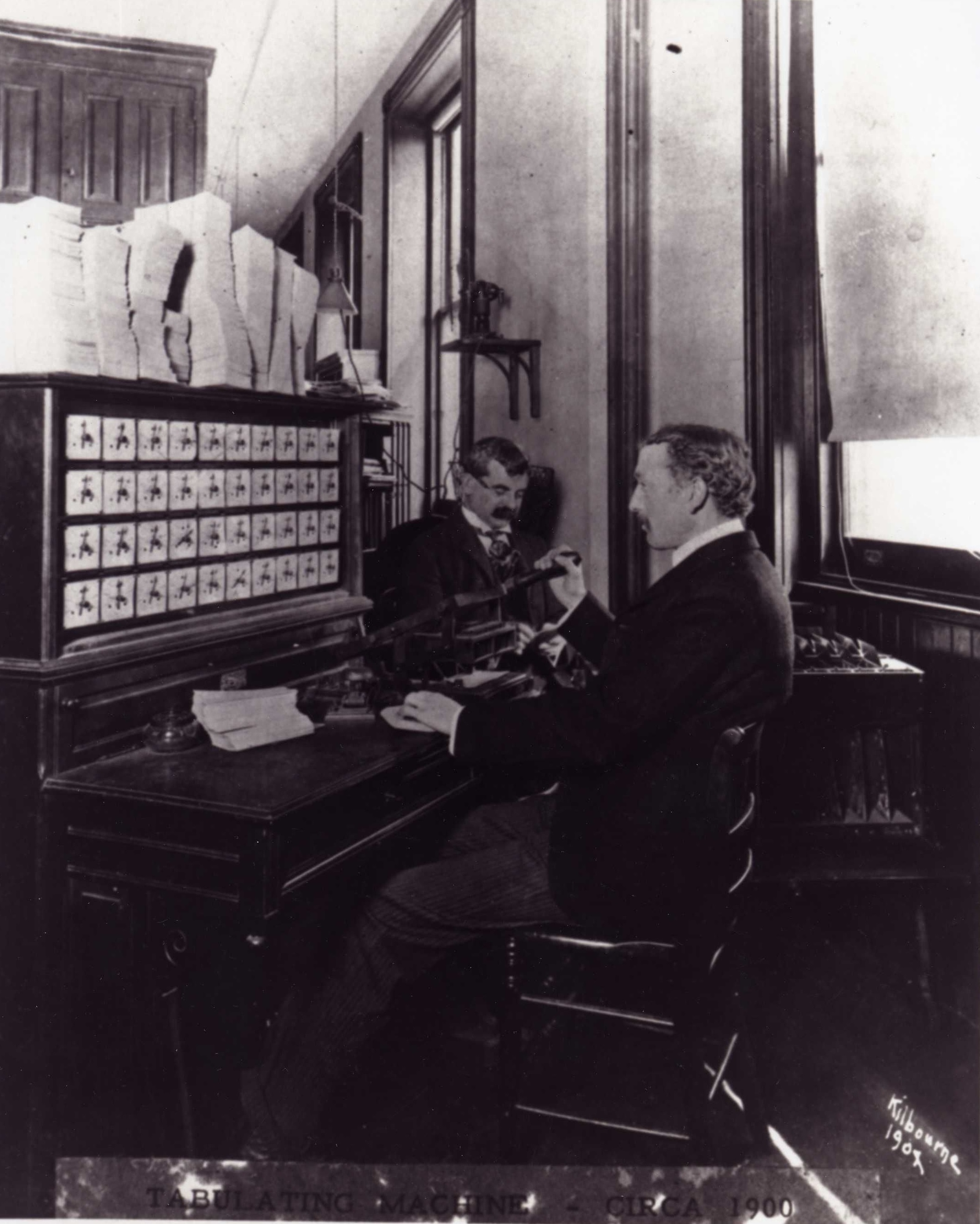 PHÂN TÍCH KINH TẾ: Làm thế nào mà việc điều tra dân số Hoa Kỳ lại cho ra đời công ty xử lý dữ liệu đầu tiên cách đây 125 năm - và khởi động ngành công nghiệp máy tính của Mỹ