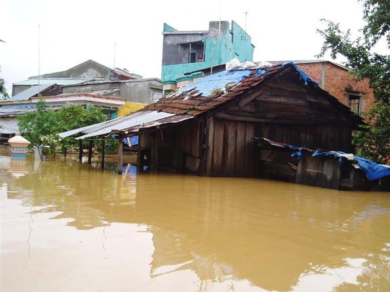 Người dân vùng lũ sẽ sử dụng phương pháp nào để làm sạch nước sinh hoạt khi mà Cloramin B vẫn gây tranh cãi