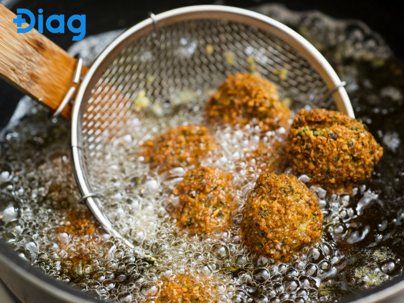 Cần tránh các thực phẩm chiên rán ngập dầu vì nó sản xuất ra chất béo xấu gây hại sức khỏe