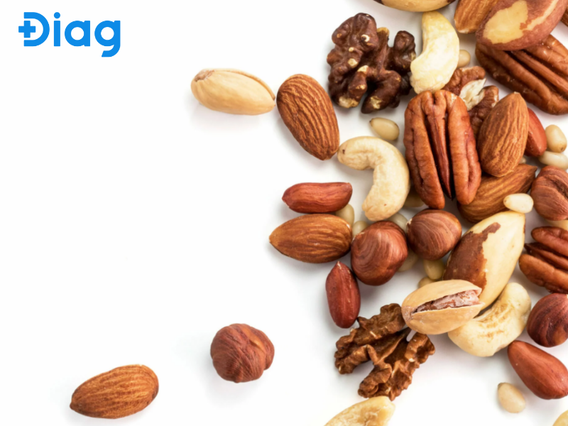 Các loại hạt (hạnh nhân, hạt điều, óc chó) cân đối giữa protein và chất béo không bão hòa