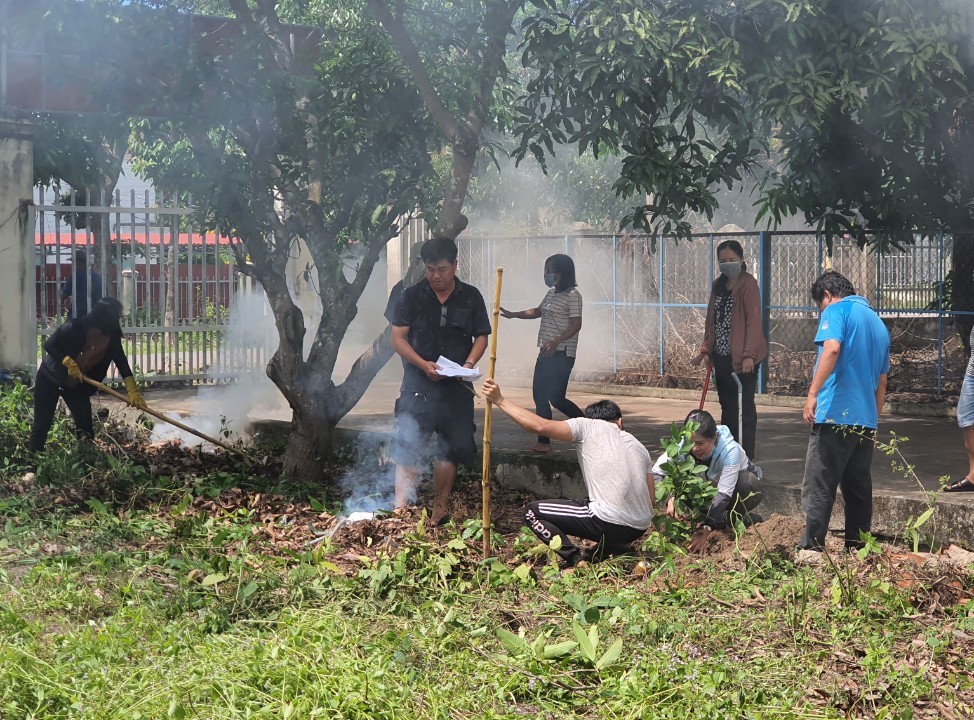 Tiến hành phát quang bụi rậm quanh khu vực sống