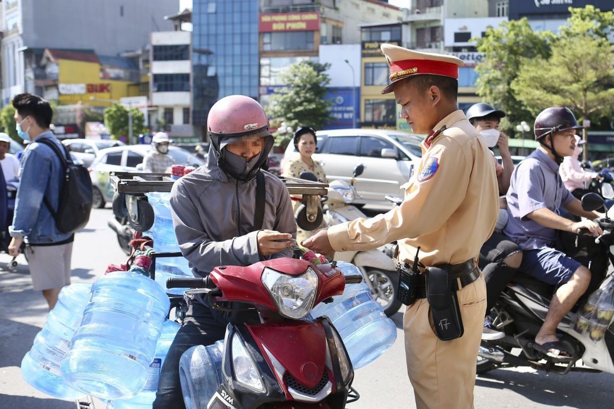 Chở hàng bằng xe máy quá khổ bị phạt từ 600.000 đồng đến 800.000 đồng (Ảnh: Báo Phụ Nữ)