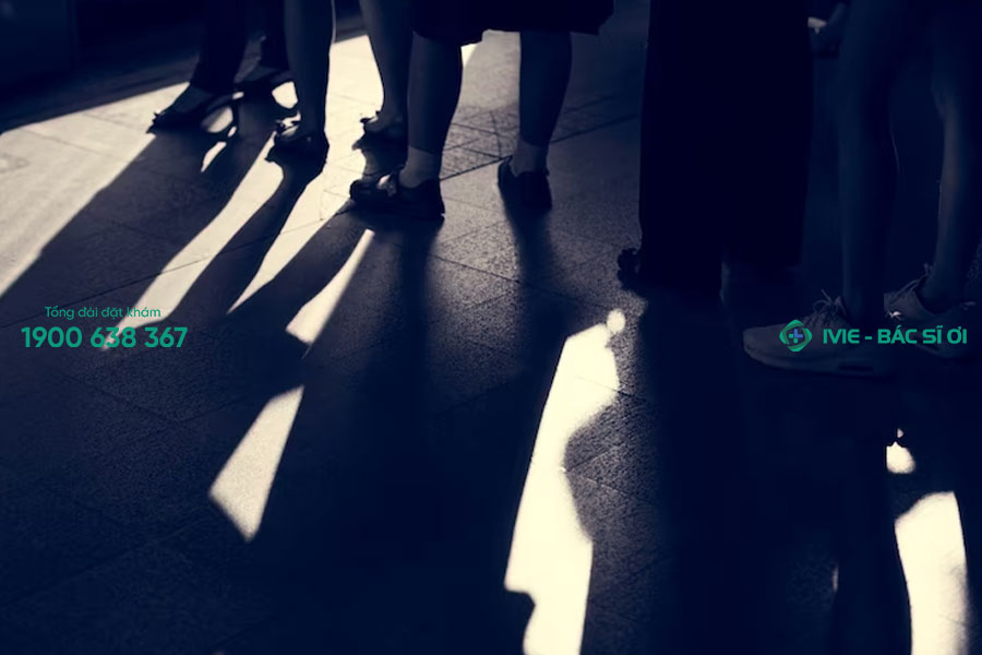 Lo lắng, hoảng loạn khi xếp hàng hay ở nơi đông người là một trong những dấu hiệu của hội chứng sợ đám đông