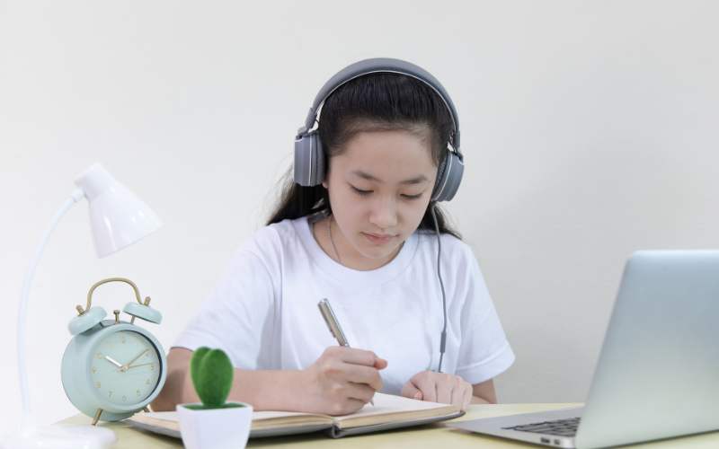 Các bạn học sinh tự luyện tập thêm các ví dụ đặt câu hỏi cho bộ phận in đậm. (Ảnh: Sưu tầm Internet)