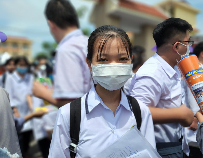 Thí sinh tại Hội đồng coi thi Trường Trung học phổ thông Lê Hồng Phong hoàn thành môn thi đại trà cuối cùng (Ảnh: Lã Tiến)