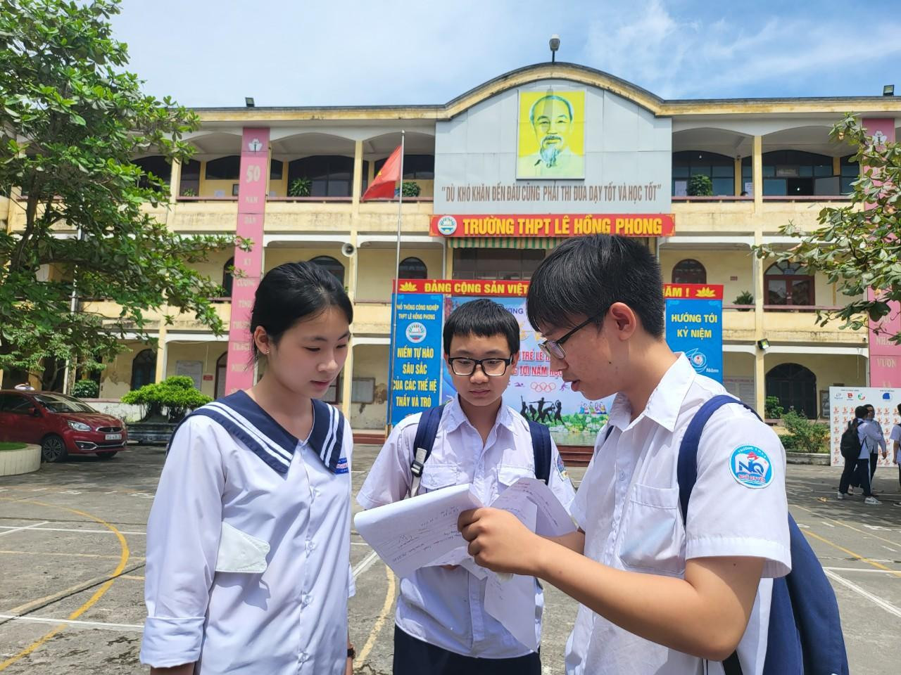 Các thí sinh thảo luận giải đề môn Toán tại khu vực cổng trường (Ảnh: Phạm Linh)